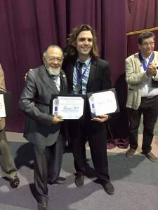 Dr Salvador Calva Morales presents Thom Wall with the Crotalus Scholaris medal